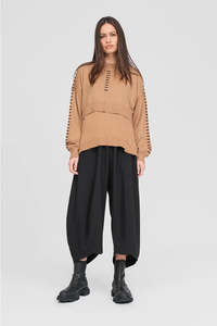 TAYLOR: Stitched Article Sweater. Toffee/Black