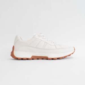 Sneakers: Sneaky W White