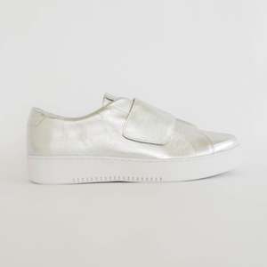 Sneakers: Zena Silver