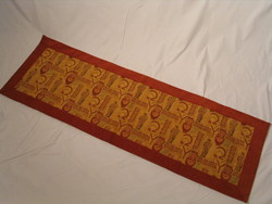 Athenian: Omega Bordered Runner