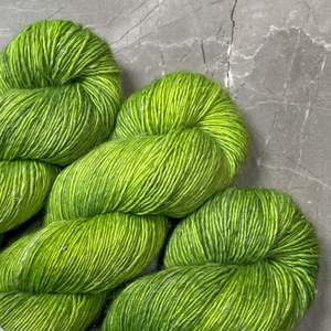 Afterglow (super green) ~ Merlin ~ Merino Linen Singles