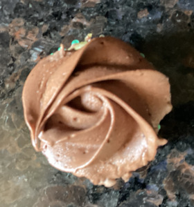 Mini Vanilla Cupcake w Chocolate Buttercream Frosting