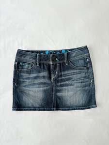 Staff Picks: 00’s Levi’s denim mini skirt | Size 8