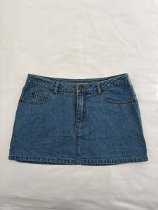 Sale: 00’s Denim mini skirt | Size 6