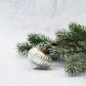 D E C O R A T I O N S: Glass Ribbed Lantern Bauble | Silver | Medium