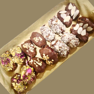 Products: Chocolate Stuffed Dates Gift Box – 16pcs
