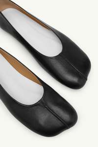Womens Shoes: LEATHER BALLERINAS IN BLACK, SS25