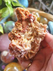 Clusters: Vanadinite on Barite